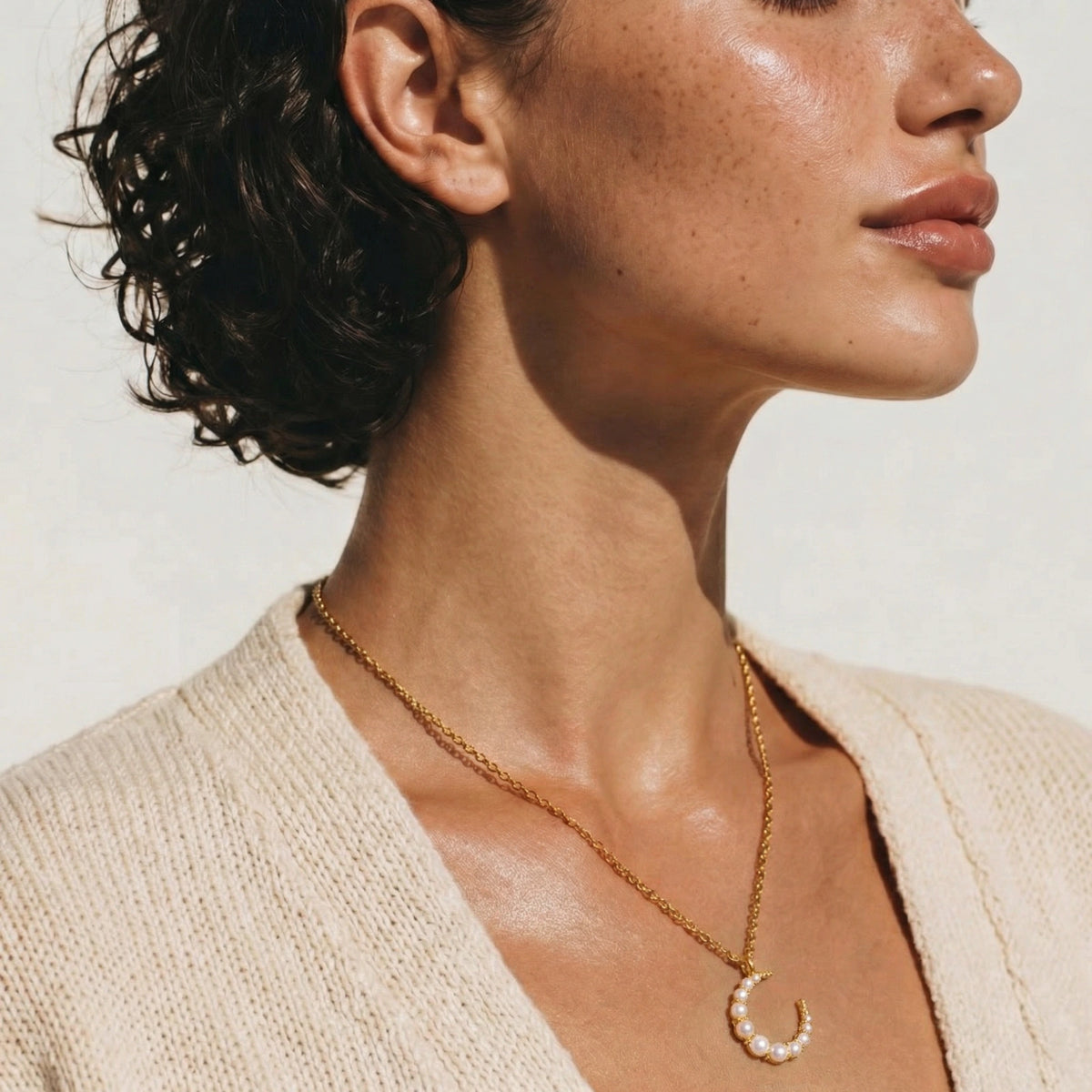 Luna Pearl Crescent Necklace — Gold-plated steel — Amaurine (view 4)
