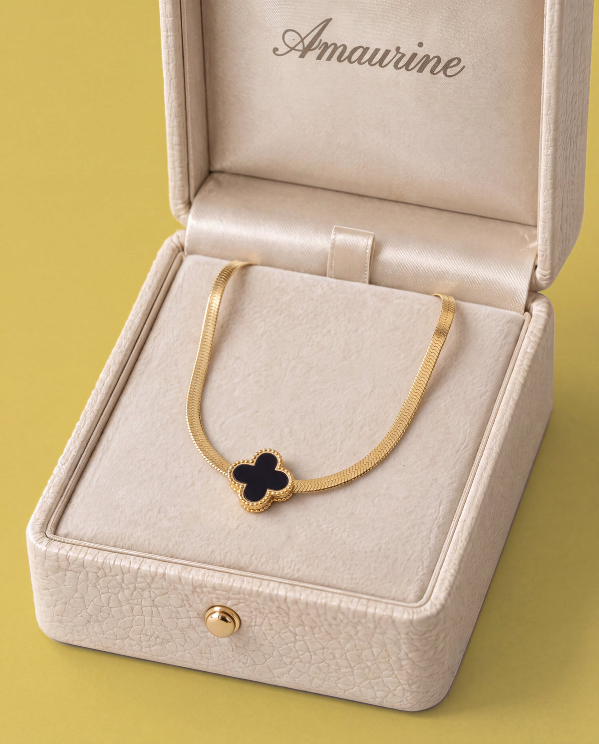 Laque Quatrefoil Necklace — presentation box
