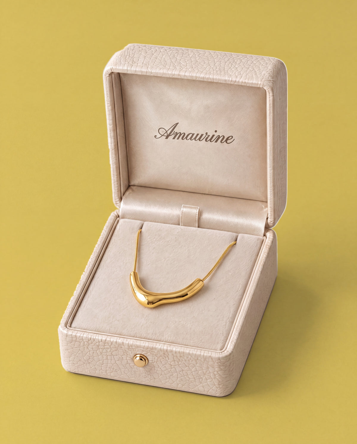 Coulée Curve Necklace — presentation box