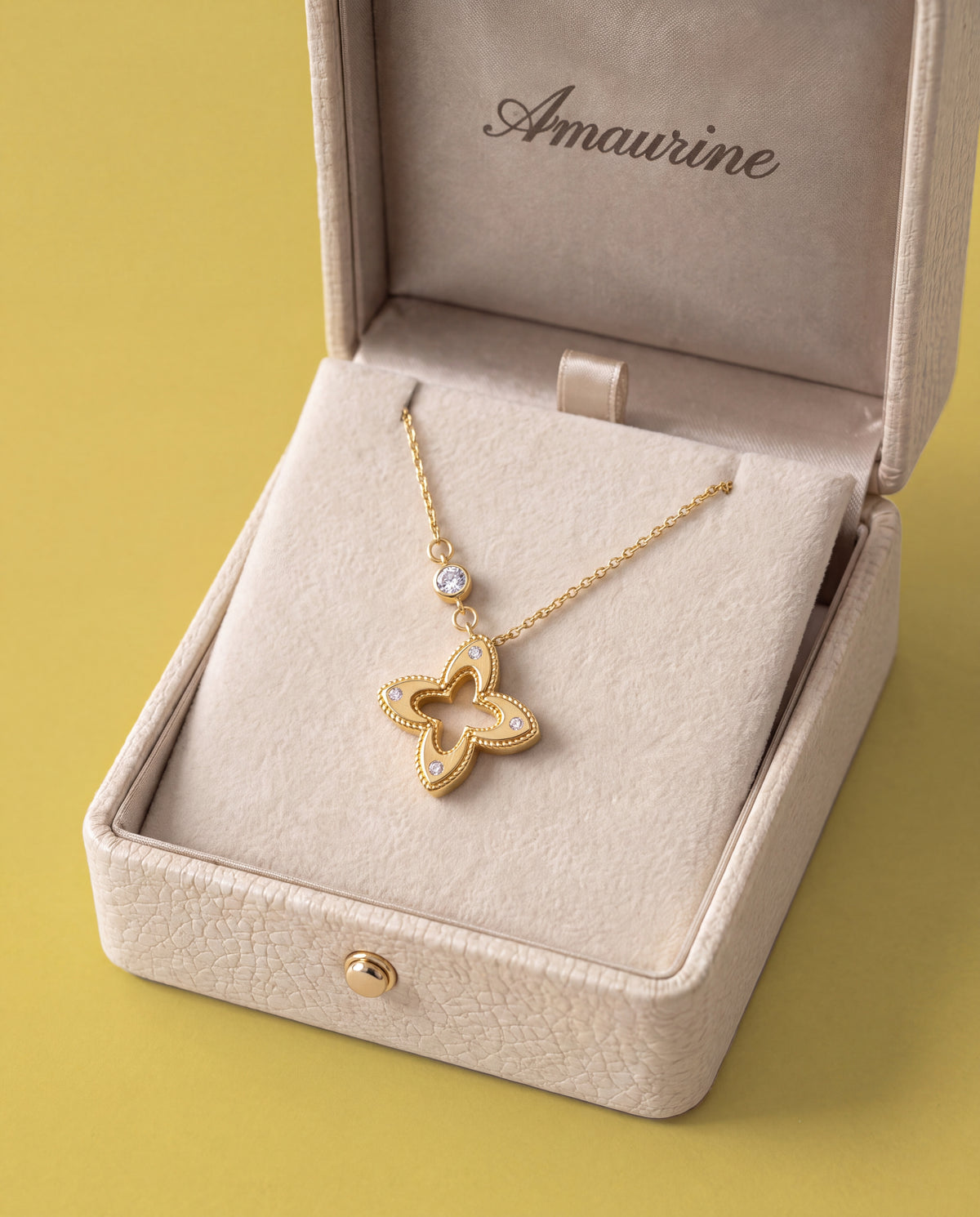 Quadrilobe Pendant Necklace — presentation box