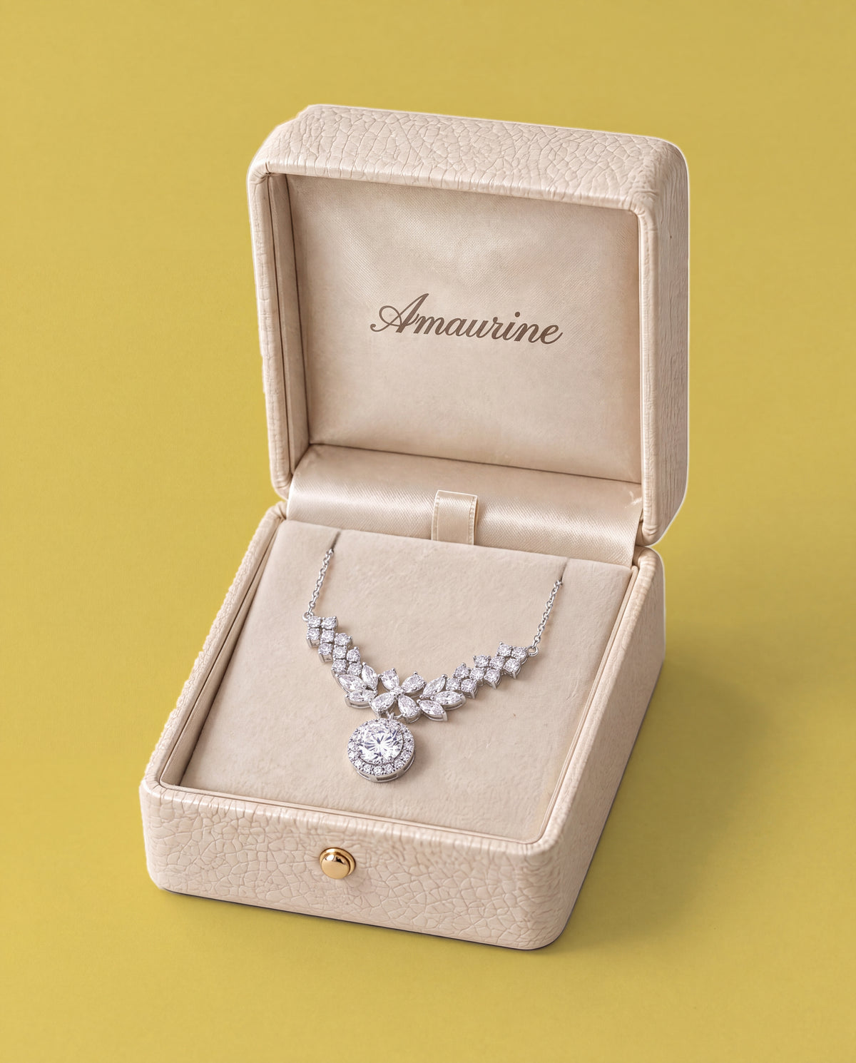Auréole Wing Necklace — presentation box