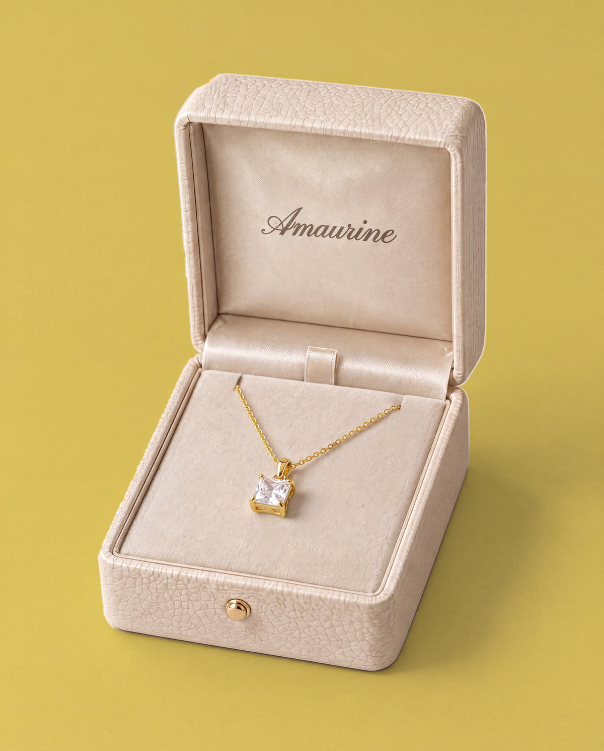 Facette Solitaire Necklace — presentation box