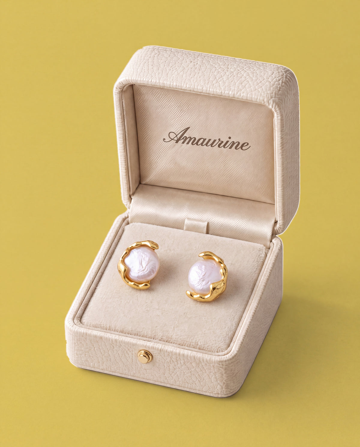 Alcôve Pearl Studs — presentation box