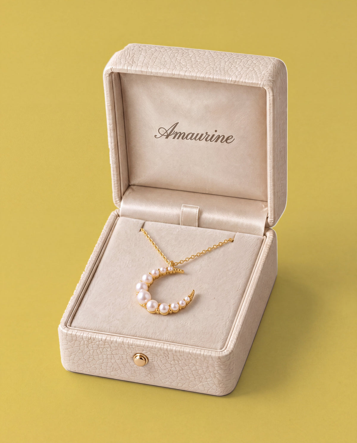 Quartier Pearl Necklace — presentation box