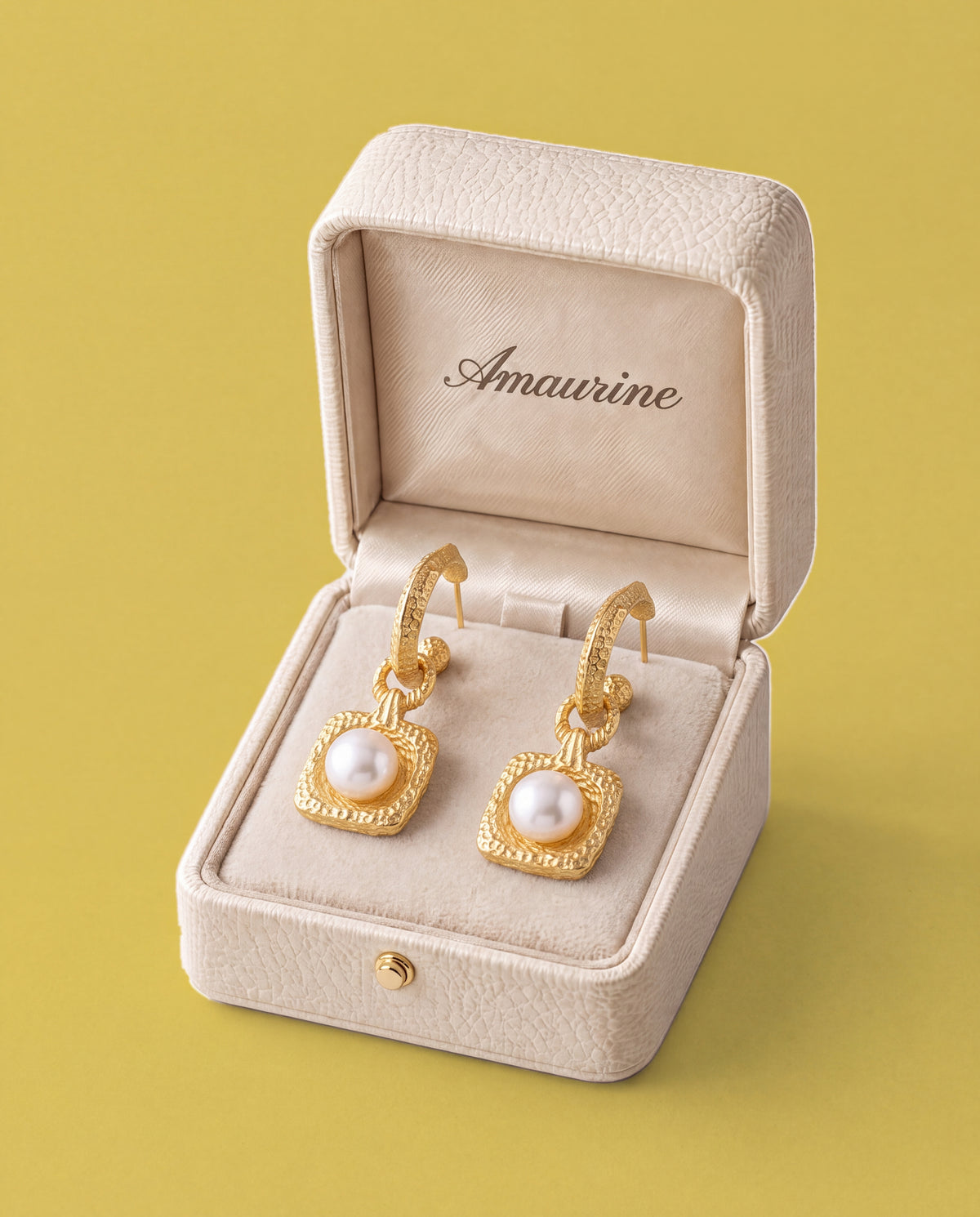 Lanterne Pearl Drop Hoops — presentation box