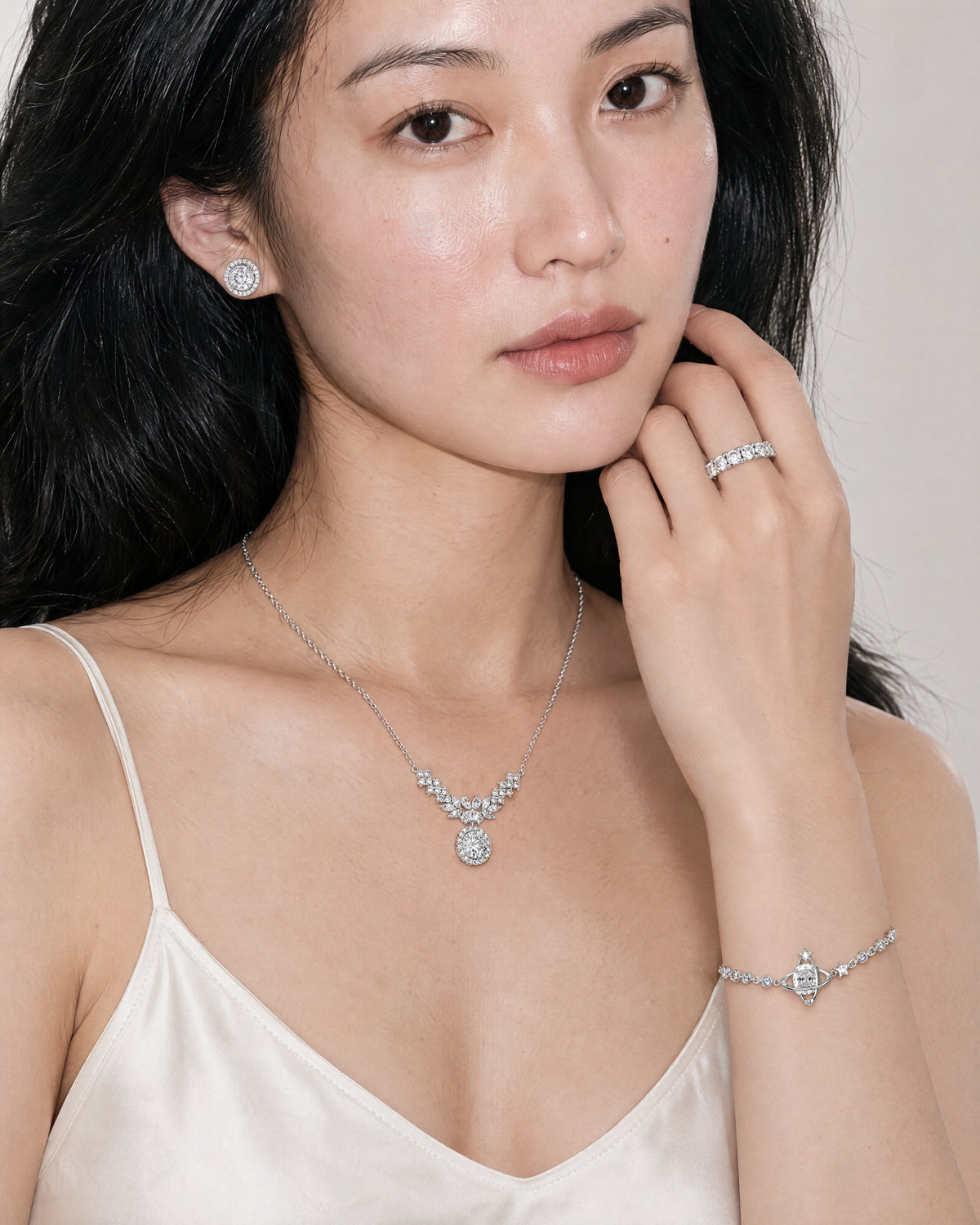 Rivière Ring worn