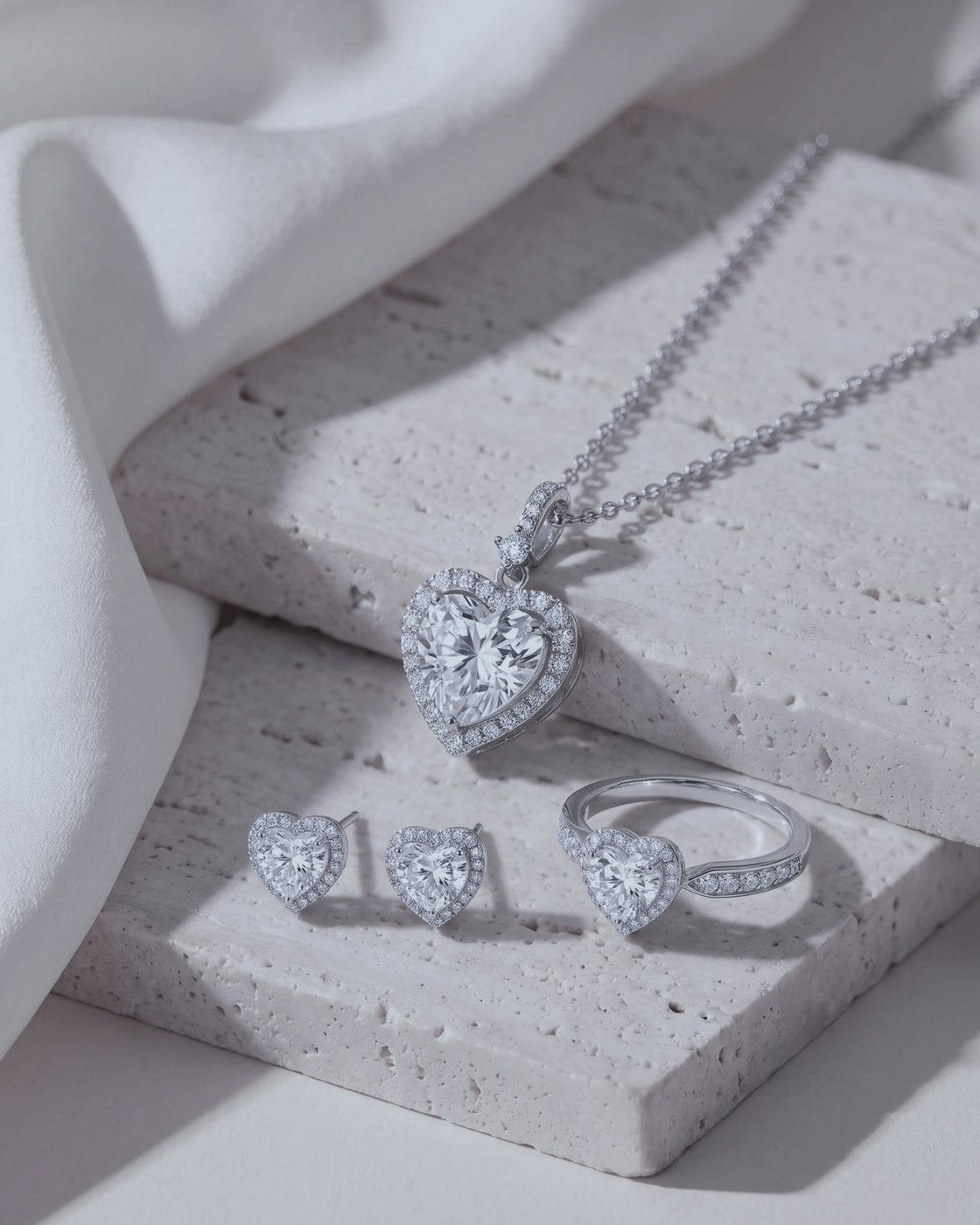 The Sérénade set — pendant, studs and ring in silver and moissanite